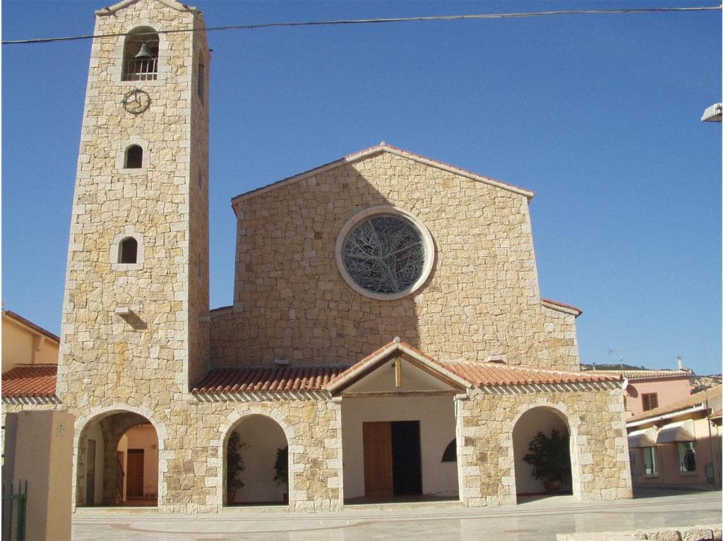 Piazza e chiesa di Cannigione